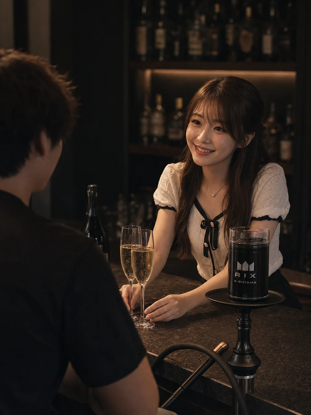 ガールズバーのカウンター越しに提供されるRIX